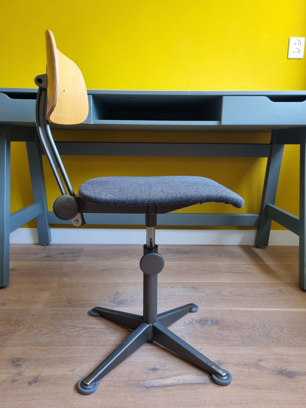 Vintage Bureaustoel met Houten Rugleuning en Stoffen Zitting, Ophalen, Gebruikt, Grijs