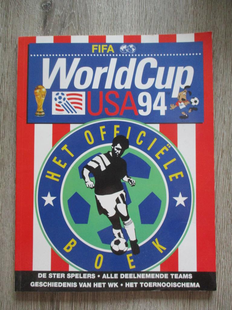 Fifa world cup usa 94 Het officiele boek, Ophalen of Verzenden, Gelezen, Watersport en Hengelsport