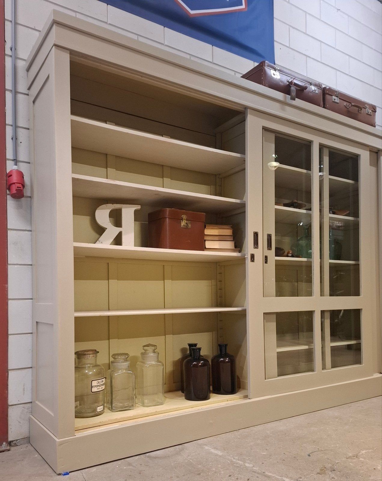 XXL vintage apothekerskast met schuifdeuren, demontabel, 200 cm of meer, Ophalen of Verzenden, Glas, 200 cm of meer