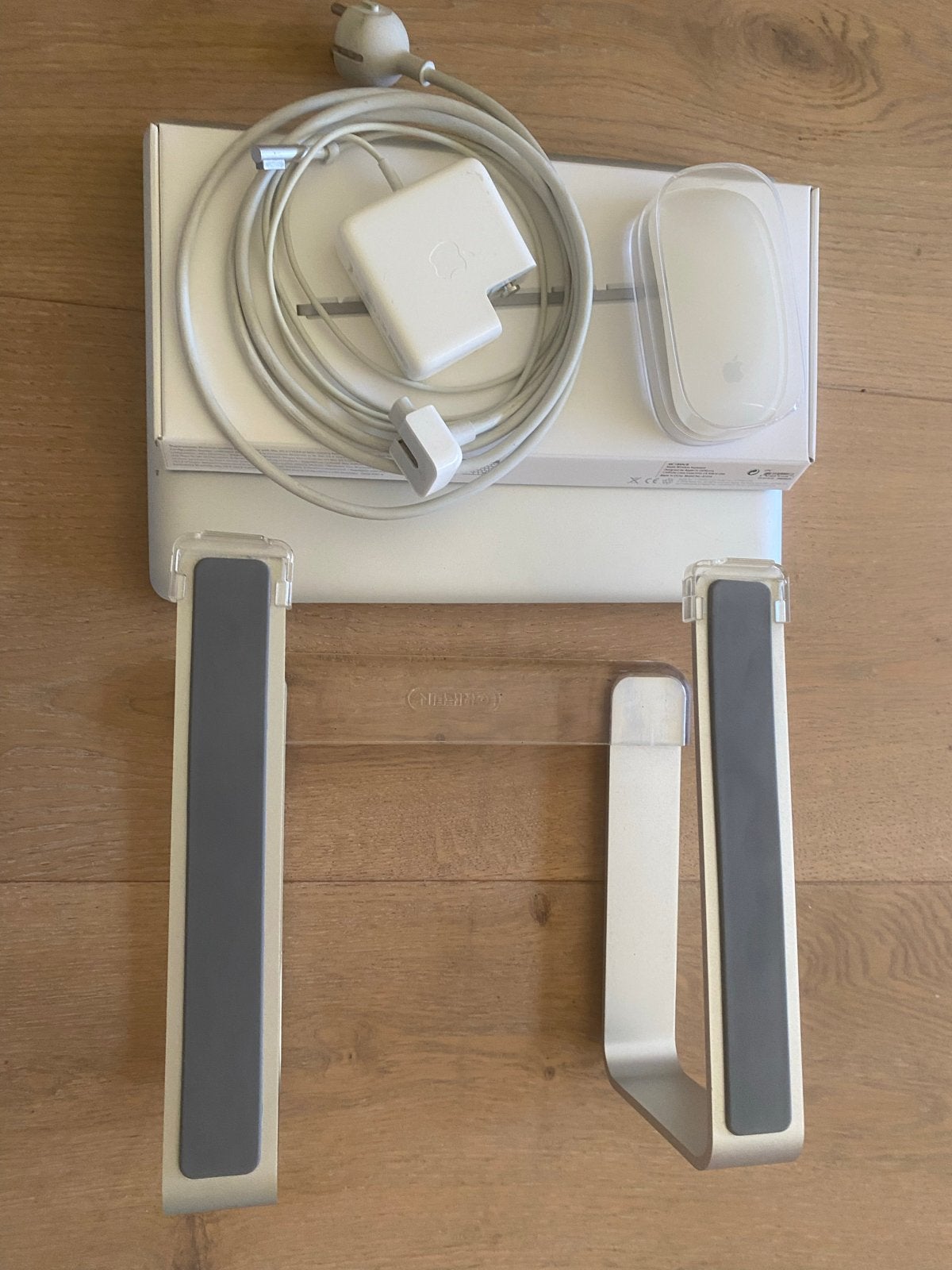 MacBook Pro met accessoires en standaard, Gebruikt, 2 tot 3 Ghz, Qwerty, 13 inch