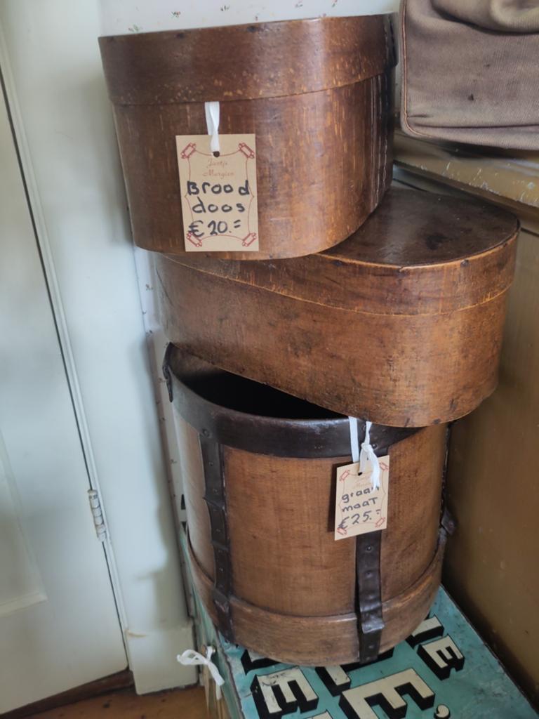Vintage brooddozen en graanmaat, Ophalen