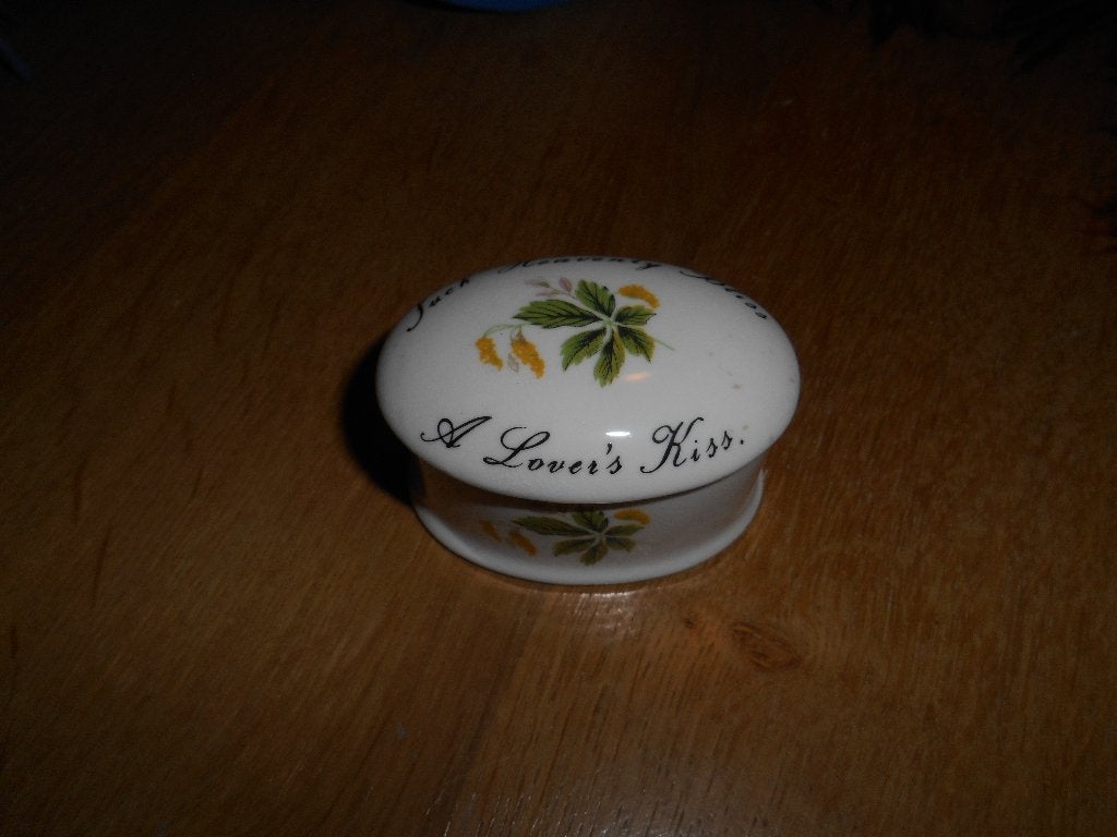 2 porcelijnen sieraden doosjes, Antiek en Kunst, Curiosa en Brocante, Ophalen of Verzenden
