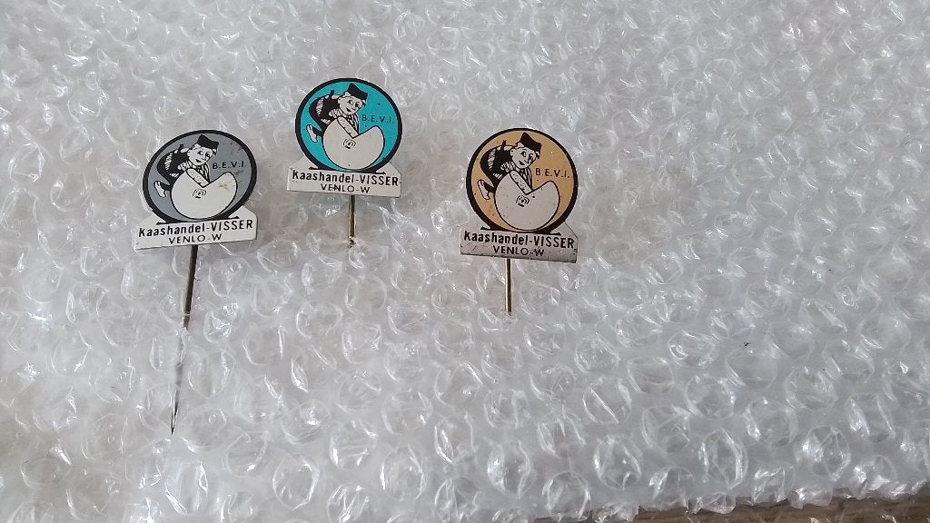 3 verschillende kleuren speldjes kaashandel visser Venlo, Verzamelen, Speldjes, Pins en Buttons, Ophalen of Verzenden, Zo goed als nieuw