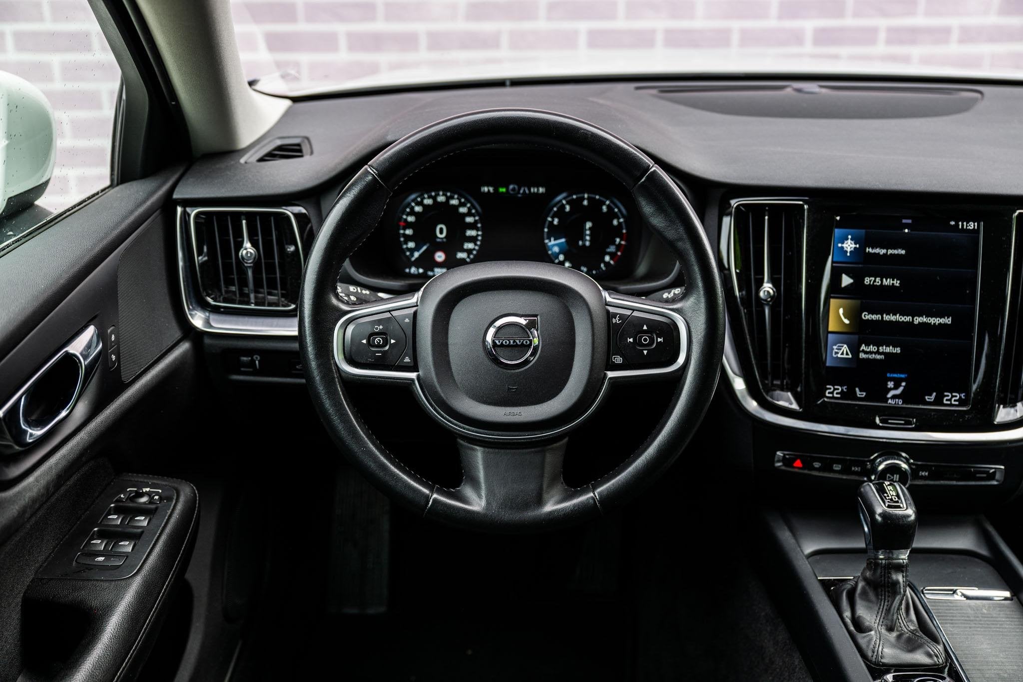 Volvo V60 2.0 T4 Momentum Pro | Trekhaak | Styling Pakket |, Auto's, 15 km/l, Euro 6, Leder en Stof, Wit