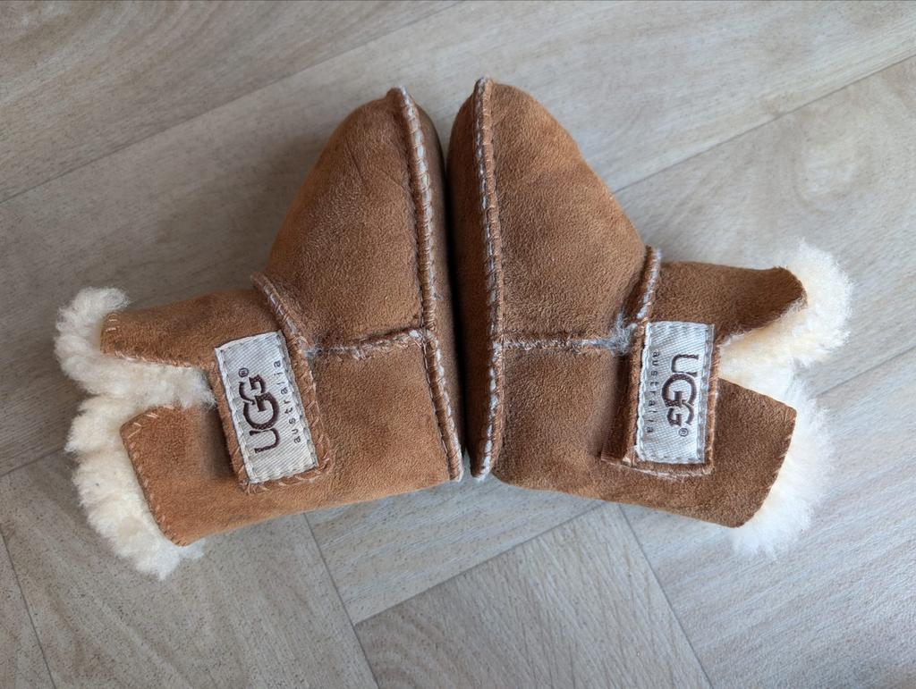 Uggs baby slofjes maat S - heerlijk warm, Ophalen of Verzenden, Gebruikt, Jongetje of Meisje, Slofjes