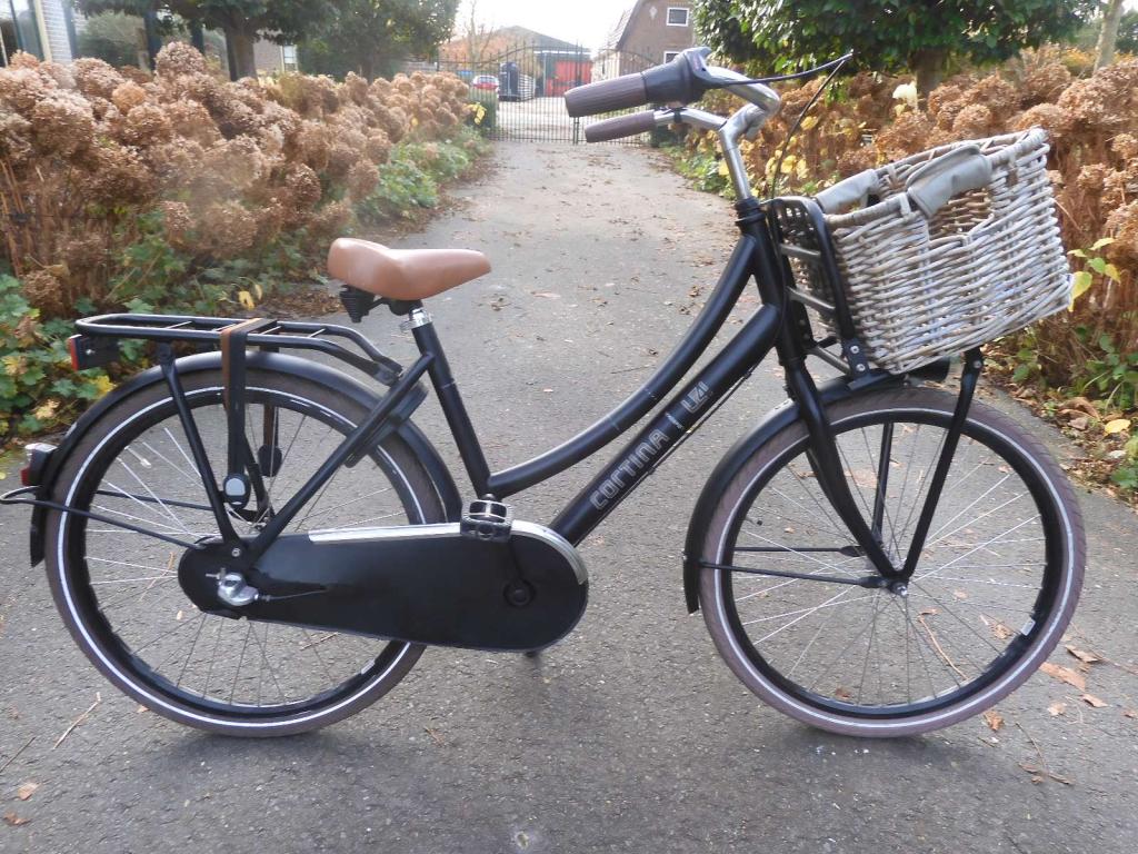 Mooie 24 " Jett Black Cortina U4 met 3 versnellingen en mand, 24 inch, Versnellingen, Niet ingevuld, Zo goed als nieuw