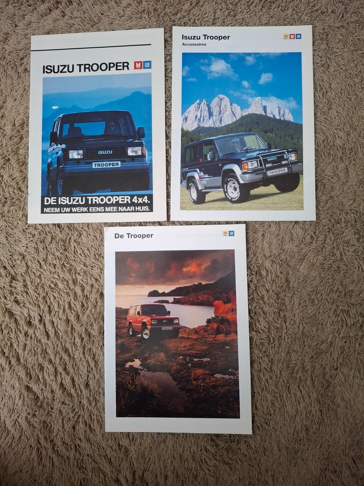3x autofolder Isuzu Trooper, Verzenden, Zo goed als nieuw, Overige merken