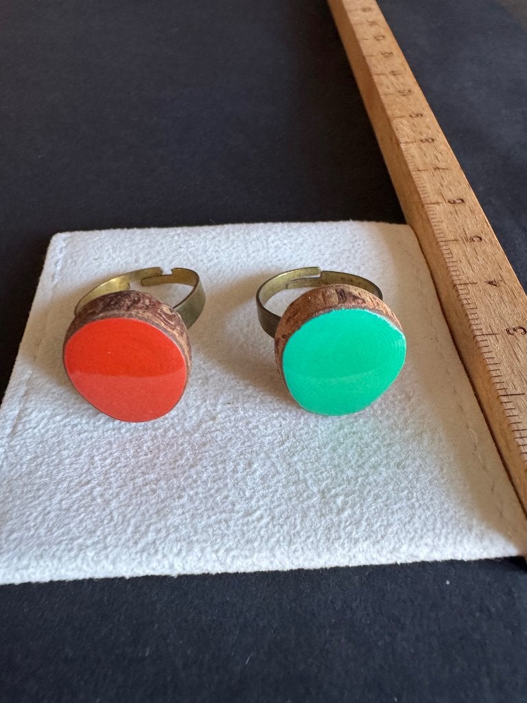 Set van 2 vintage houten ringen – Verstelbaar – Kleurrijk, Overige materialen, Ophalen of Verzenden, Zo goed als nieuw, 17 tot 18