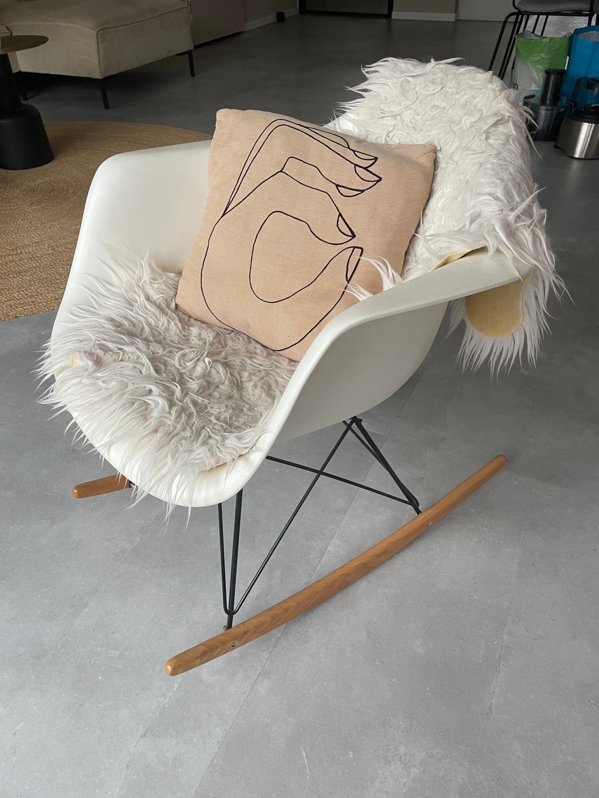 Witte schommelstoel met houten runners (Eames look a like), Ophalen, Zo goed als nieuw, Wit, Eén