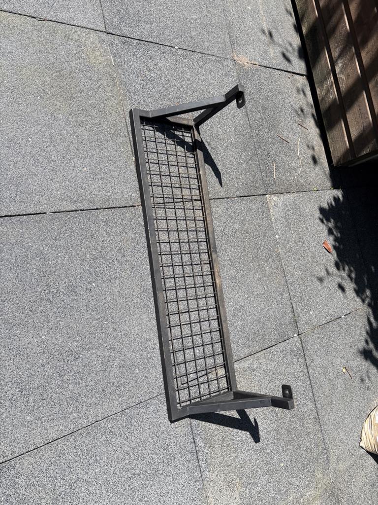 Zwart metalen wandrek/plank met rooster, Ophalen of Verzenden, Gebruikt