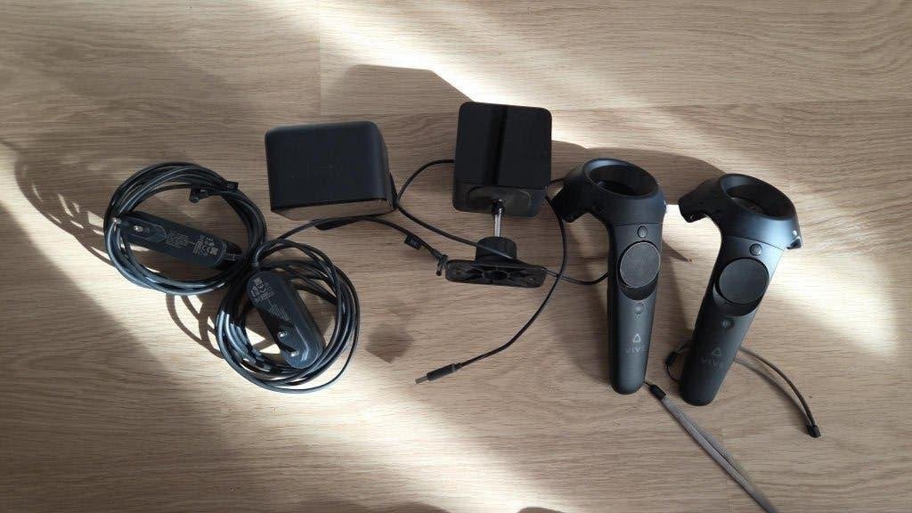 2x VR base station + 2x Vive controllers, Spelcomputers en Games, Virtual Reality, Verzenden, Zo goed als nieuw, Controller, Pc