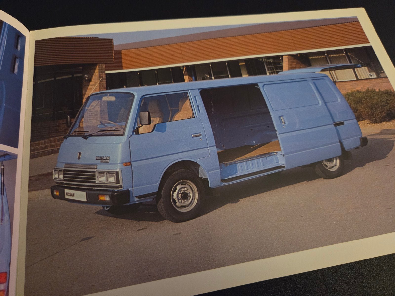 Brochure Nissan Commercial Vehicles 1985 UK, Ophalen of Verzenden, Zo goed als nieuw, Nissan