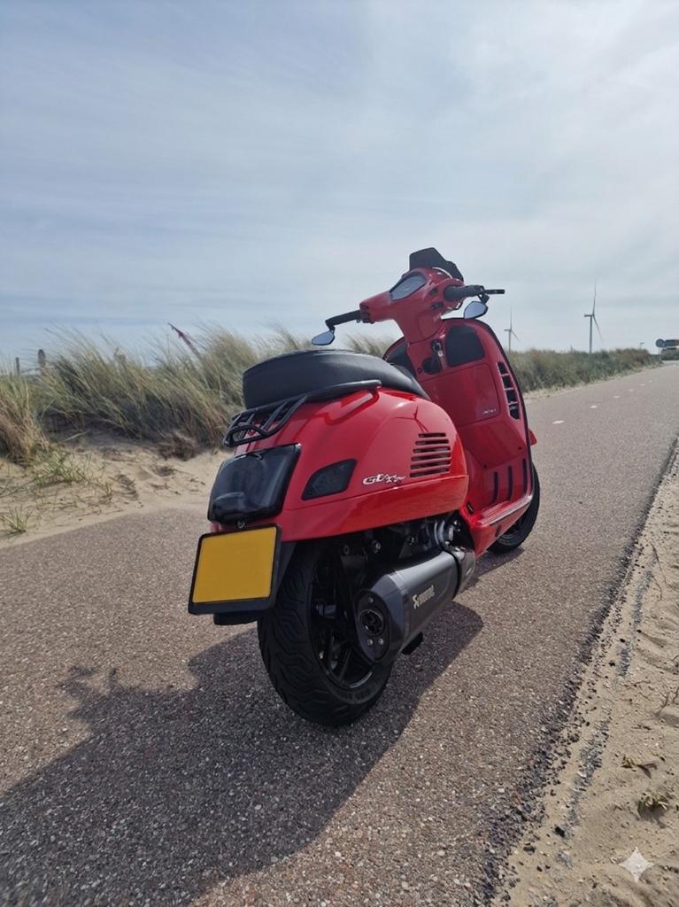 Custom rode Vespa GTS 300 Super, Motoren, Motoren | Piaggio, Particulier, Scooter, 12 t/m 35 kW, 1 cilinder, Minimaal motorrijbewijs A2