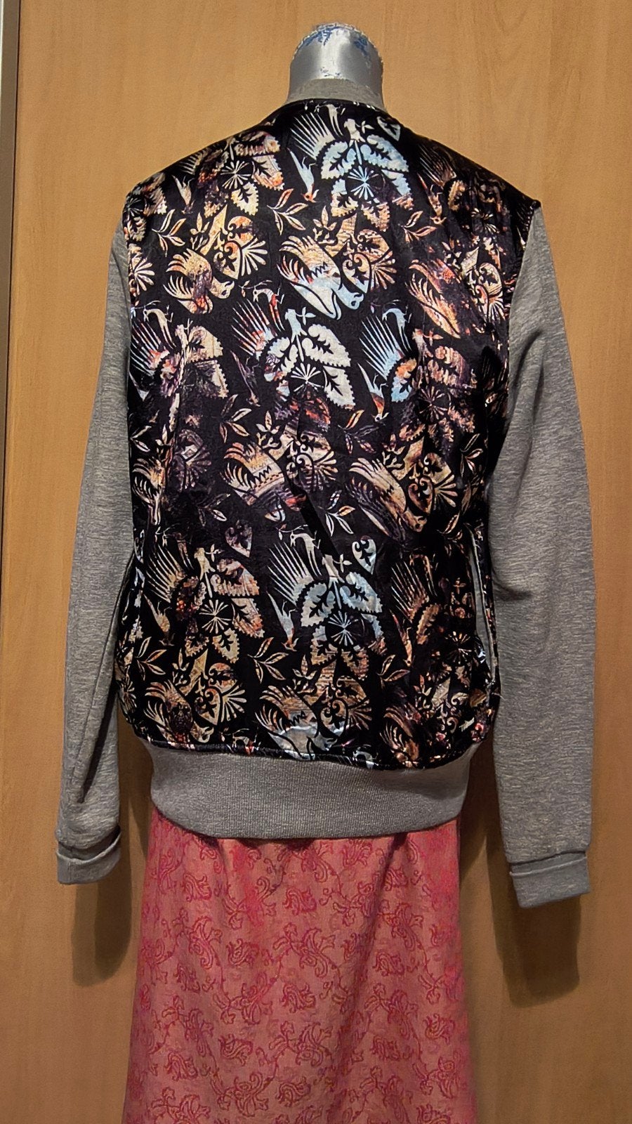 Two Bucks Bomberjack met bloemenprint en grijze mouwen, Two Bucks, Ophalen of Verzenden, Maat 36 (S), Grijs
