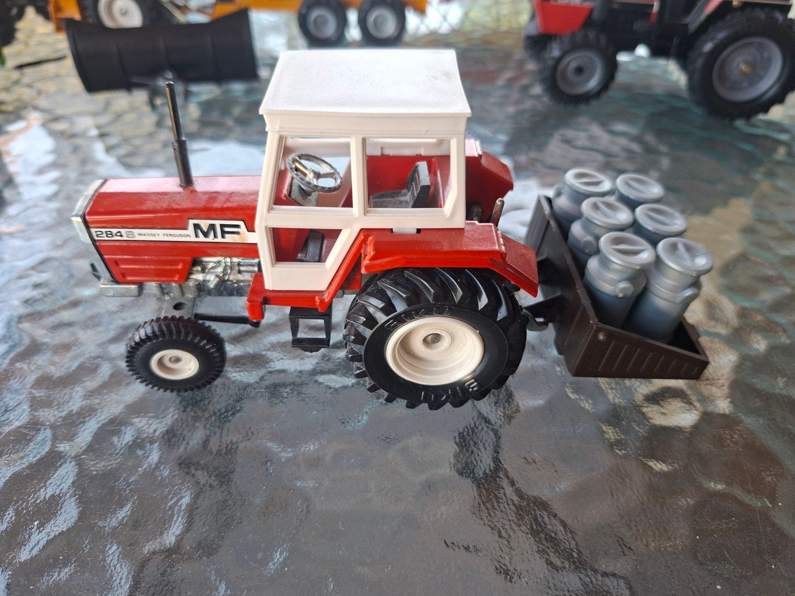 Siku MF 284S met bakje met 6 melkbussen, Ophalen of Verzenden, Zo goed als nieuw, Tractor of Landbouw, SIKU
