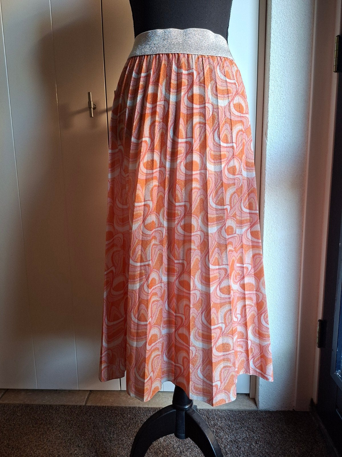 LOLA LIZA Plissé Rok Oranje/Wit/Zilver Maat XXL, Maat 42/44 (L), Oranje, Ophalen of Verzenden, Zo goed als nieuw
