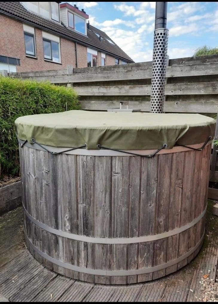 Houten Hottub (180cm) met Kachel en Afdekzeil, Ophalen, Gebruikt, Trap, Vast