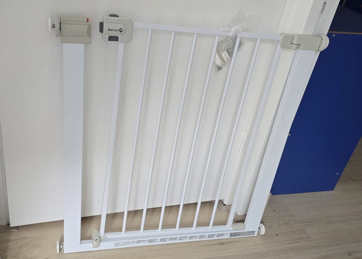 Safety 1st Easy Close Metal Traphekje - 73-80 cm - Wit, Kinderen en Baby's, Traphekjes, Ophalen of Verzenden, Zo goed als nieuw