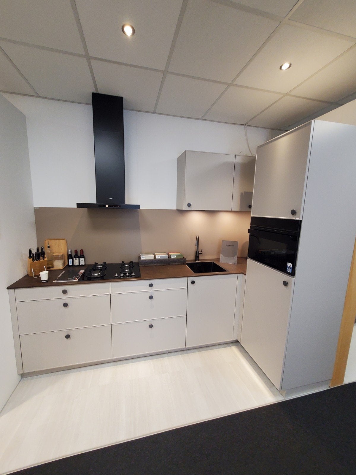 Moderne keuken met keramiek blad en aluminium achterwand, Ophalen of Verzenden, Nieuw, Grijs