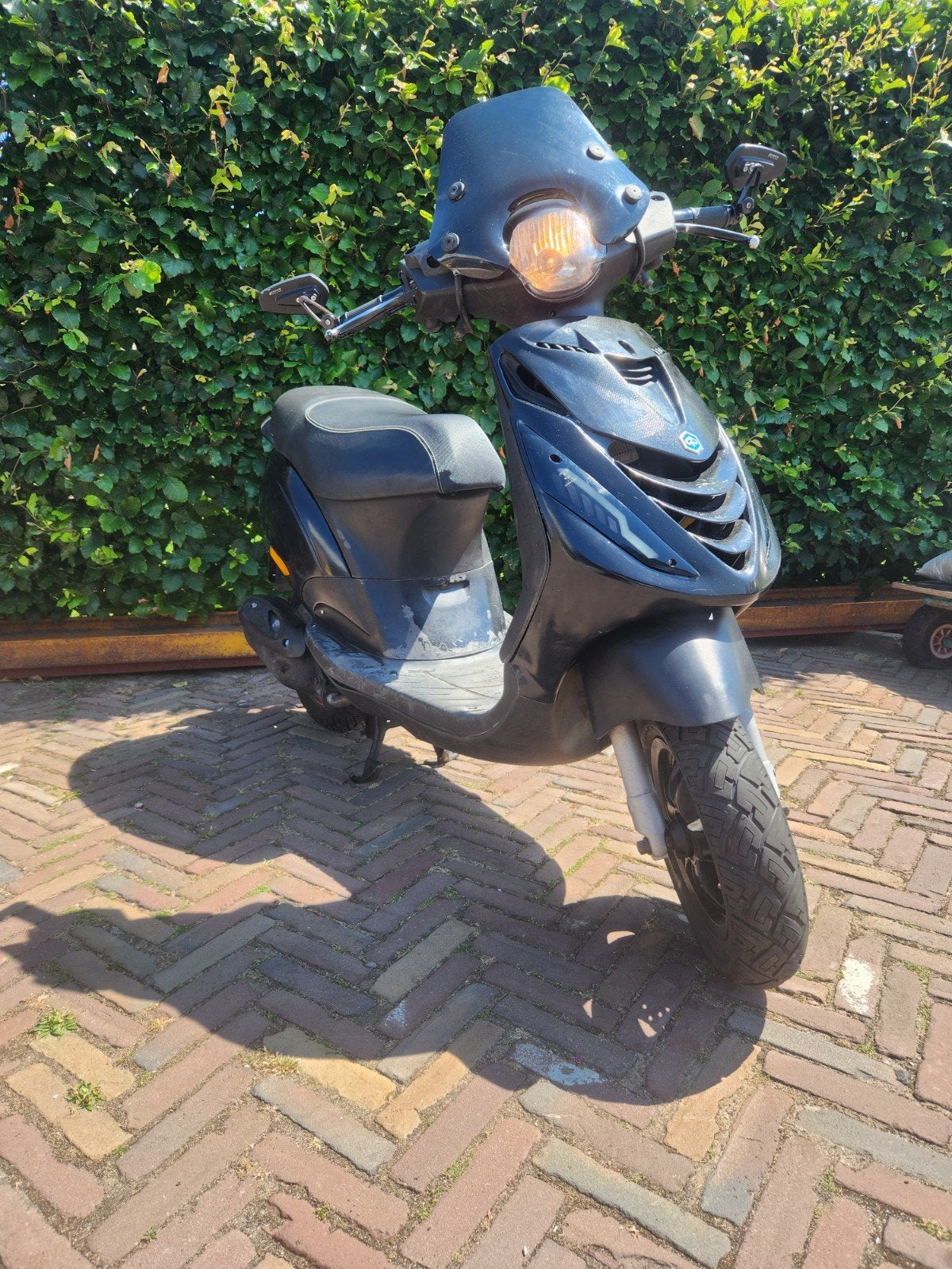 Uniek Piaggio zip 125cc 4t (BROM), Fietsen en Brommers, Scooters | Piaggio, Gebruikt, Zip, Maximaal 45 km/u, Benzine, Ophalen