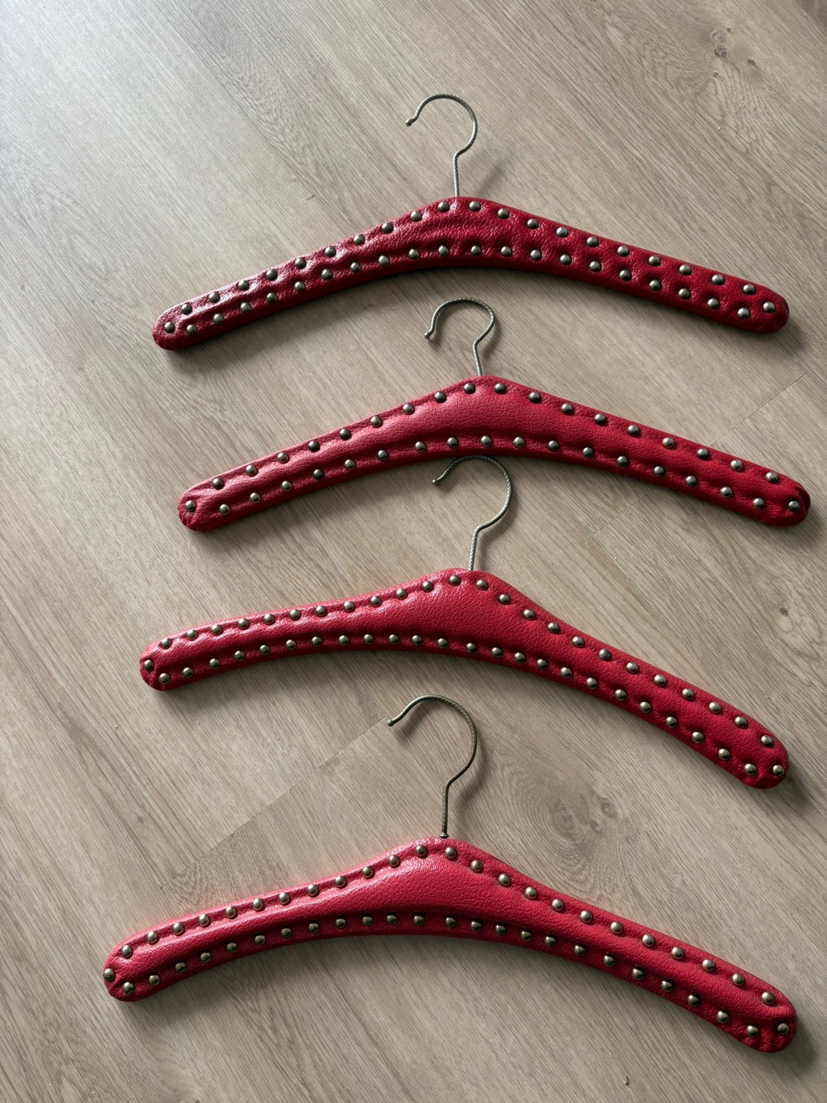 4 Vintage rode kledinghangers, Kleding | Dames, Kledinghangers, Gebruikt, Overige materialen, Kinderen en Volwassenen, Ophalen of Verzenden