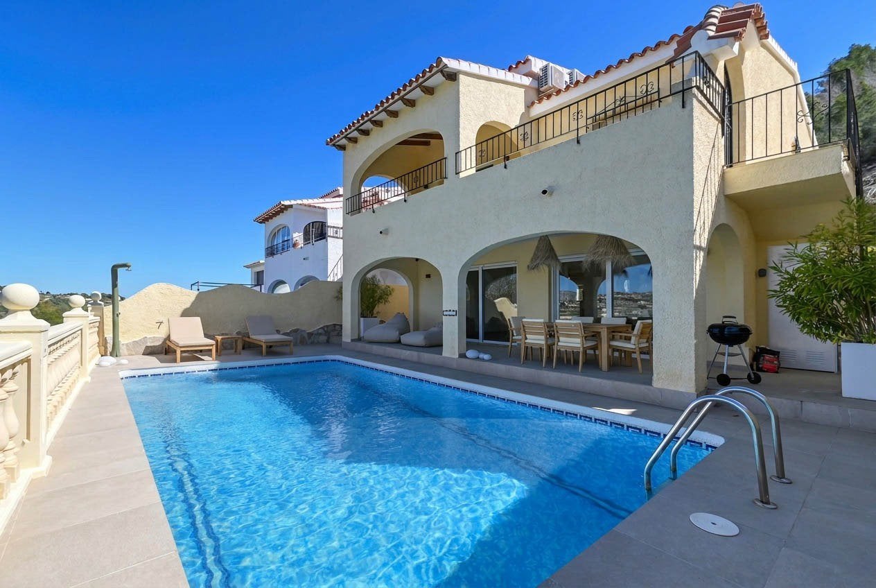 Last minute Moraira villa met eigen zwembad en 3 slaapkamers, Zwembad
