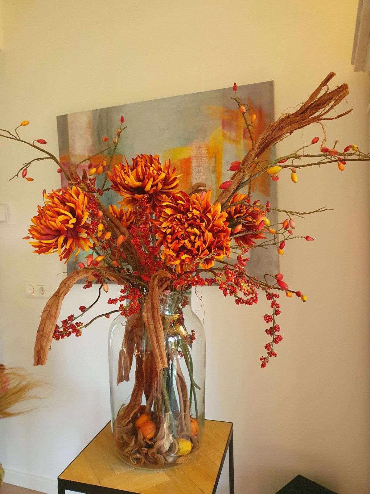 Groot bloemstuk zijdebloemen + rozenbottels + bessentakken, Huis en Inrichting, Ophalen, Binnen, Gebruikt, 95 cm