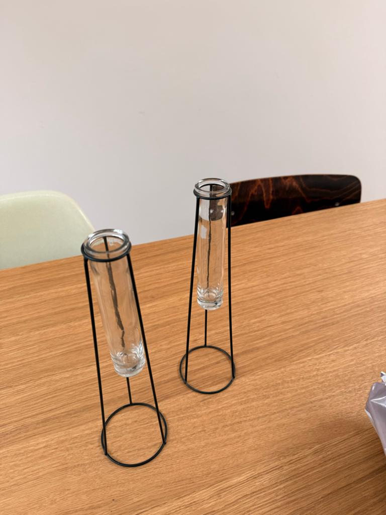 2 moderne vaasjes met metalen standaard, Ophalen of Verzenden, Zo goed als nieuw, Zwart, Glas