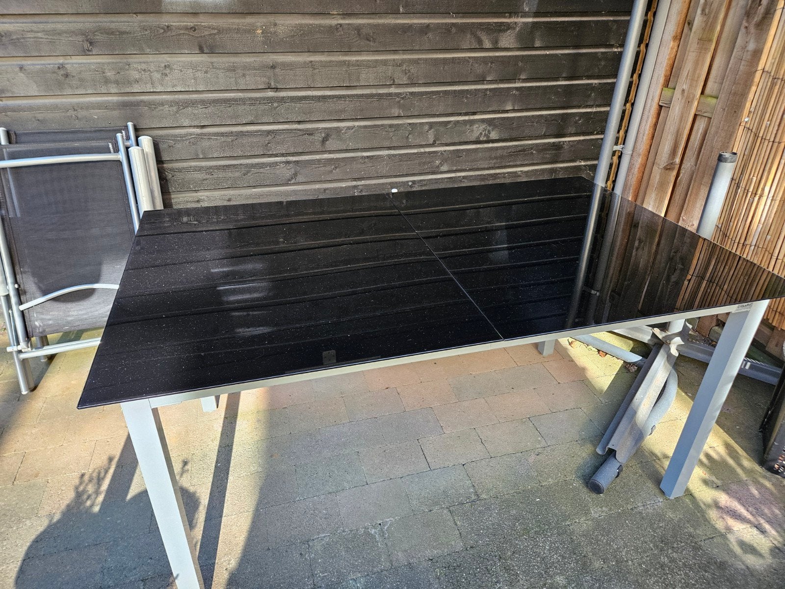 Buitentafel met zwart glazen blad, Tuin en Terras, Ophalen, Gebruikt, Rechthoekig, Metaal