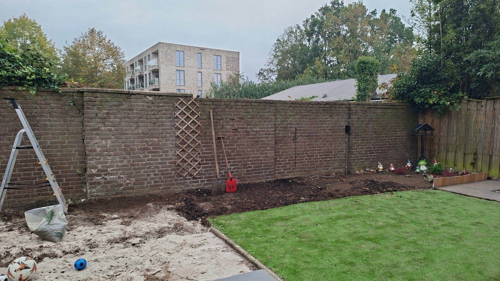 Gratis zwart zand, bijna 1 kuub - Ophalen in Nuenen, Ophalen, Gebruikt, Ophoogzand