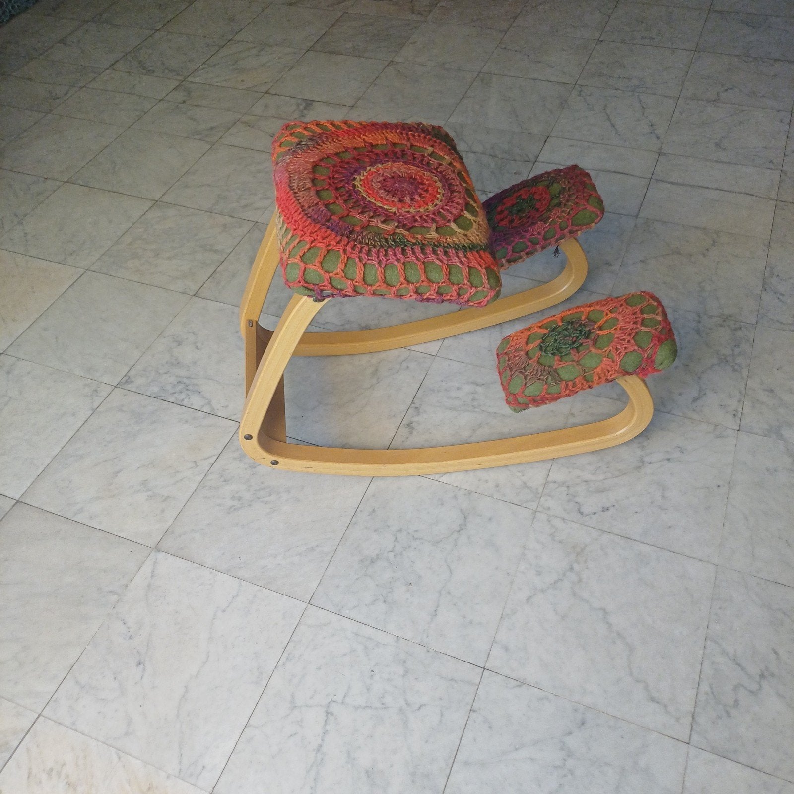 Ergonomische stokke kniestoel uniek met gehaakte bekleding, Gebruikt, Overige kleuren, Ophalen of Verzenden, Stof