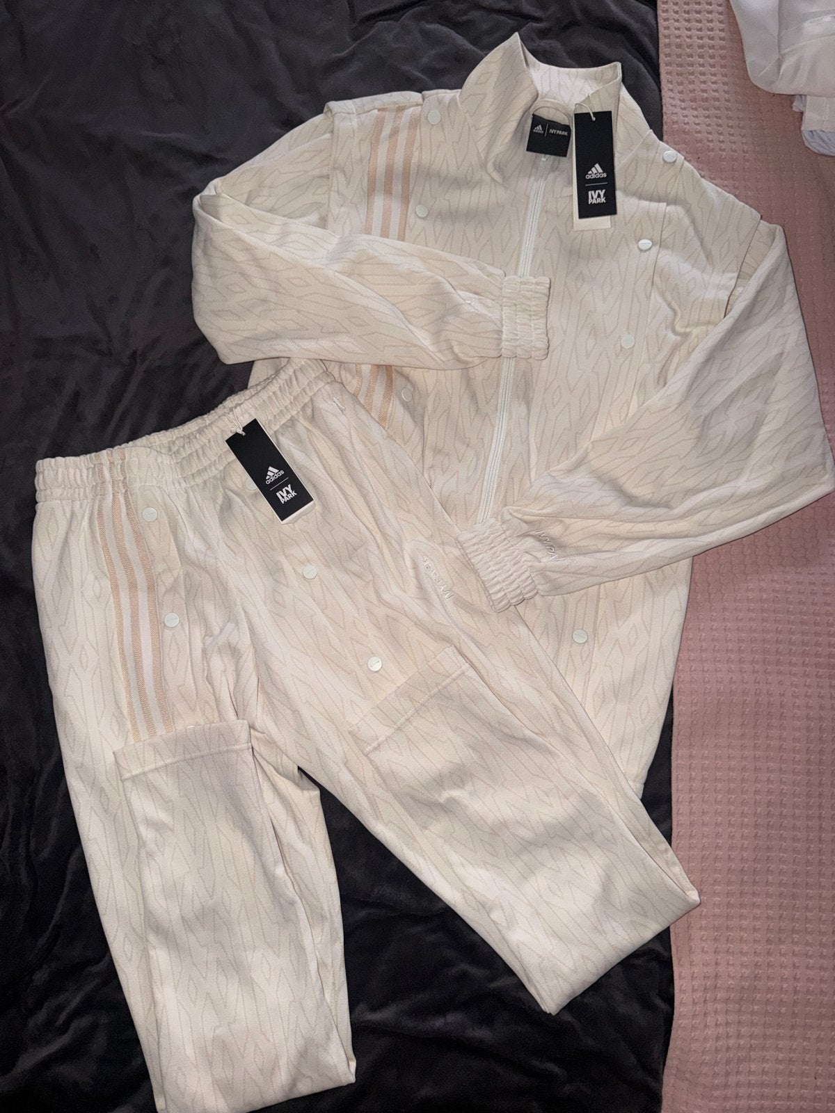 Adidas x Ivy Park trainingspak - Nieuw met kaartjes, Kleding | Dames, Maat 38/40 (M), Beige, Nieuw, Ophalen of Verzenden