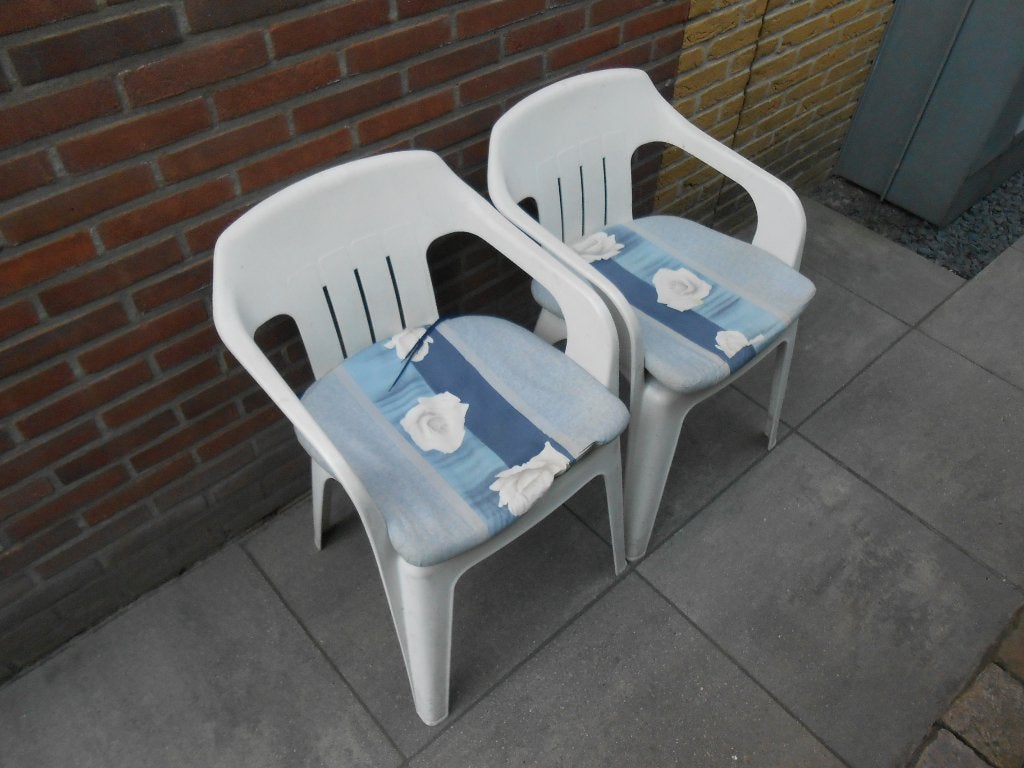 2 Nette tuinstoelen met kussens, Ophalen, Gebruikt, Kunststof, Stapelbaar