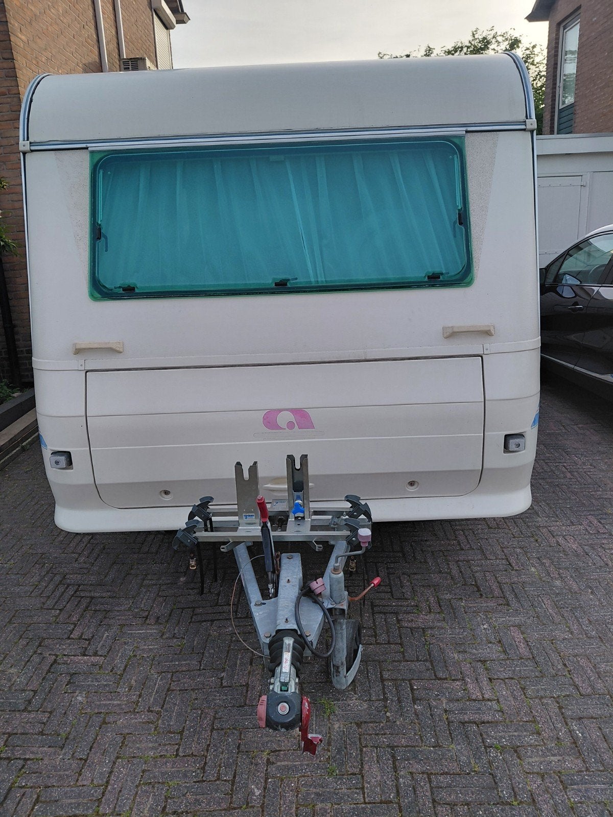 Adria Unica B 461 UB Caravan met Fietsenrek en Voortent, Koelkast, Vast bed, Rondzit, Particulier