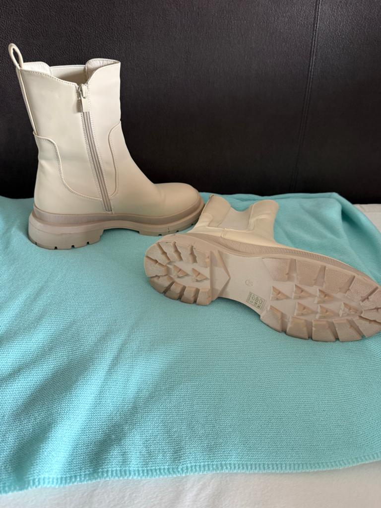Crèmekleurige laarzen met rits en profielzool, Ophalen, Beige, Lage of Enkellaarzen, Nieuw