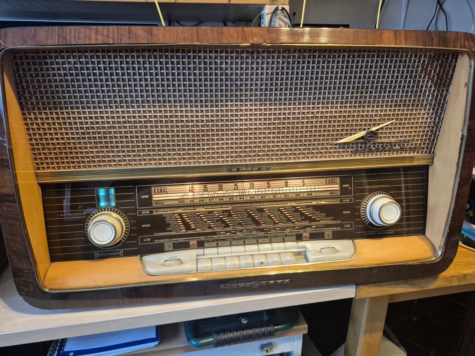 Loewe Opta Hellas Buizenradio, Ophalen