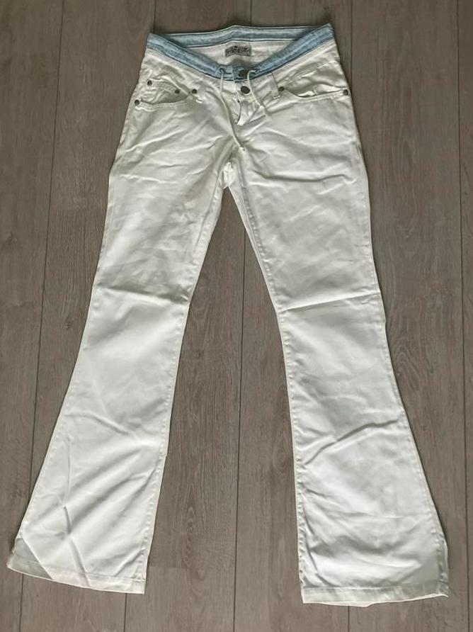 Indian Rose witte flared jeans W27/L32 (XS)- Nieuwstaat, Kleding | Dames, Ophalen of Verzenden, Zo goed als nieuw, Wit, W27 (confectie 34) of kleiner