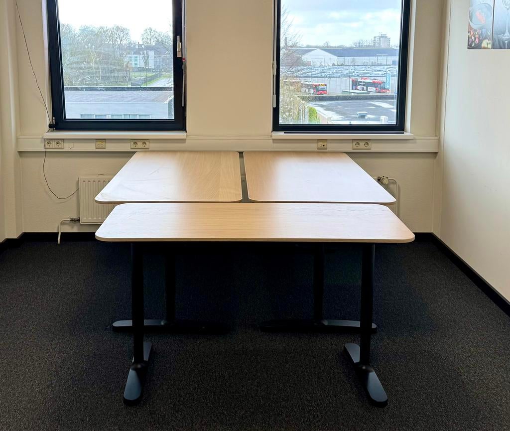 3x IKEA Bekant bureaus, eikenfineer, zwart onderstel, Ophalen, In hoogte verstelbaar, Gebruikt