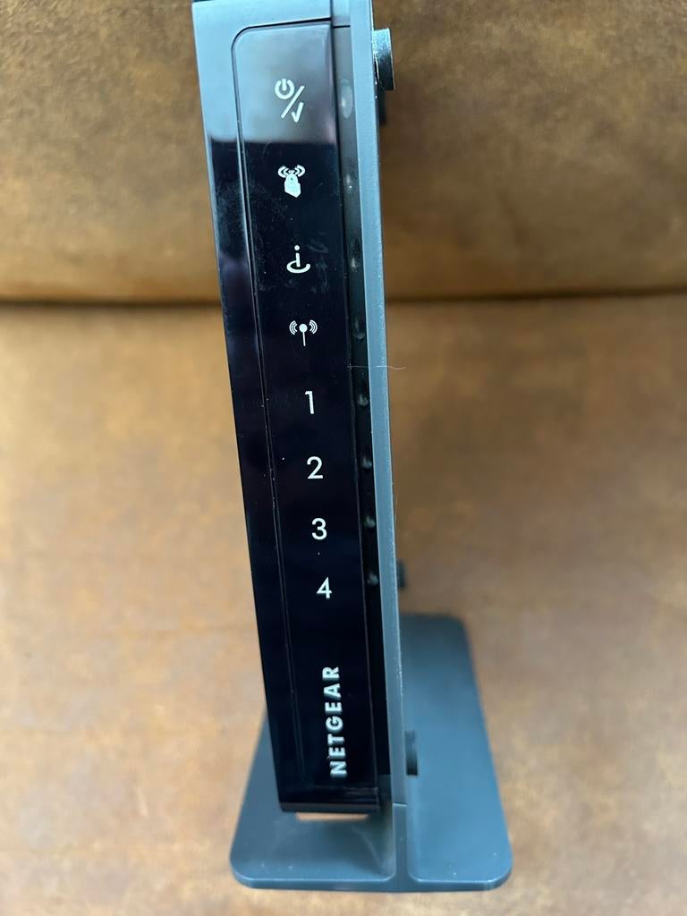 Te koop aangeboden NETGEAR router voor 4 apparaten €12,50, Computers en Software, Desktop Pc's, Ophalen, Zo goed als nieuw