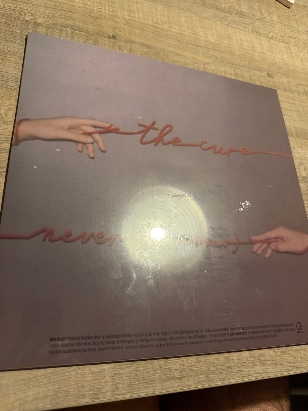 Foto 3 van Olivia Rodrigo - Limited Edition - The Cure met rode draad!!