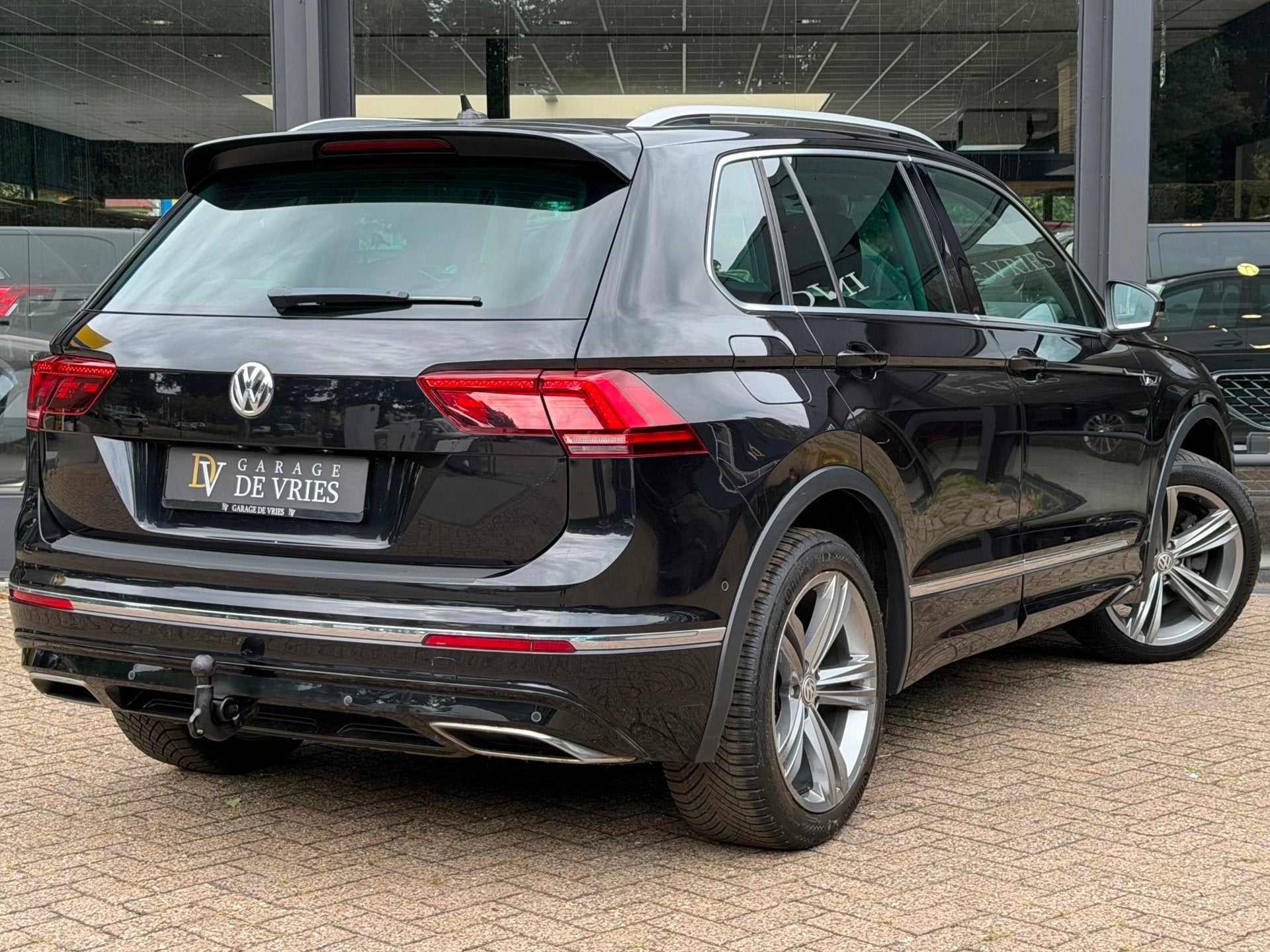 Volkswagen Tiguan 2.0 TSI 4Motion R-Line DSG ACC Lane Camera, Auto's, Automaat, Dealer onderhouden, 15 km/l, Zwart
