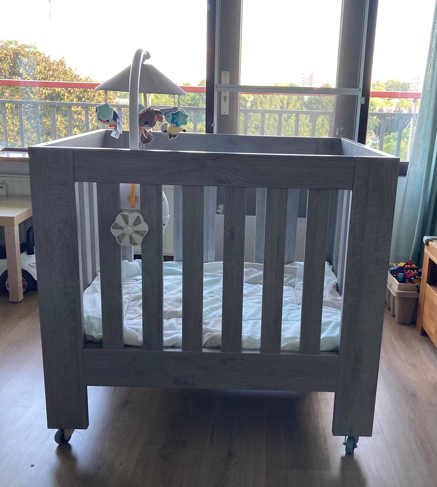 Grijze box met mobiel, matras en boxkleden, Kinderen en Baby's, Boxen, Ophalen, Gebruikt, Rechthoekig, In hoogte verstelbaar