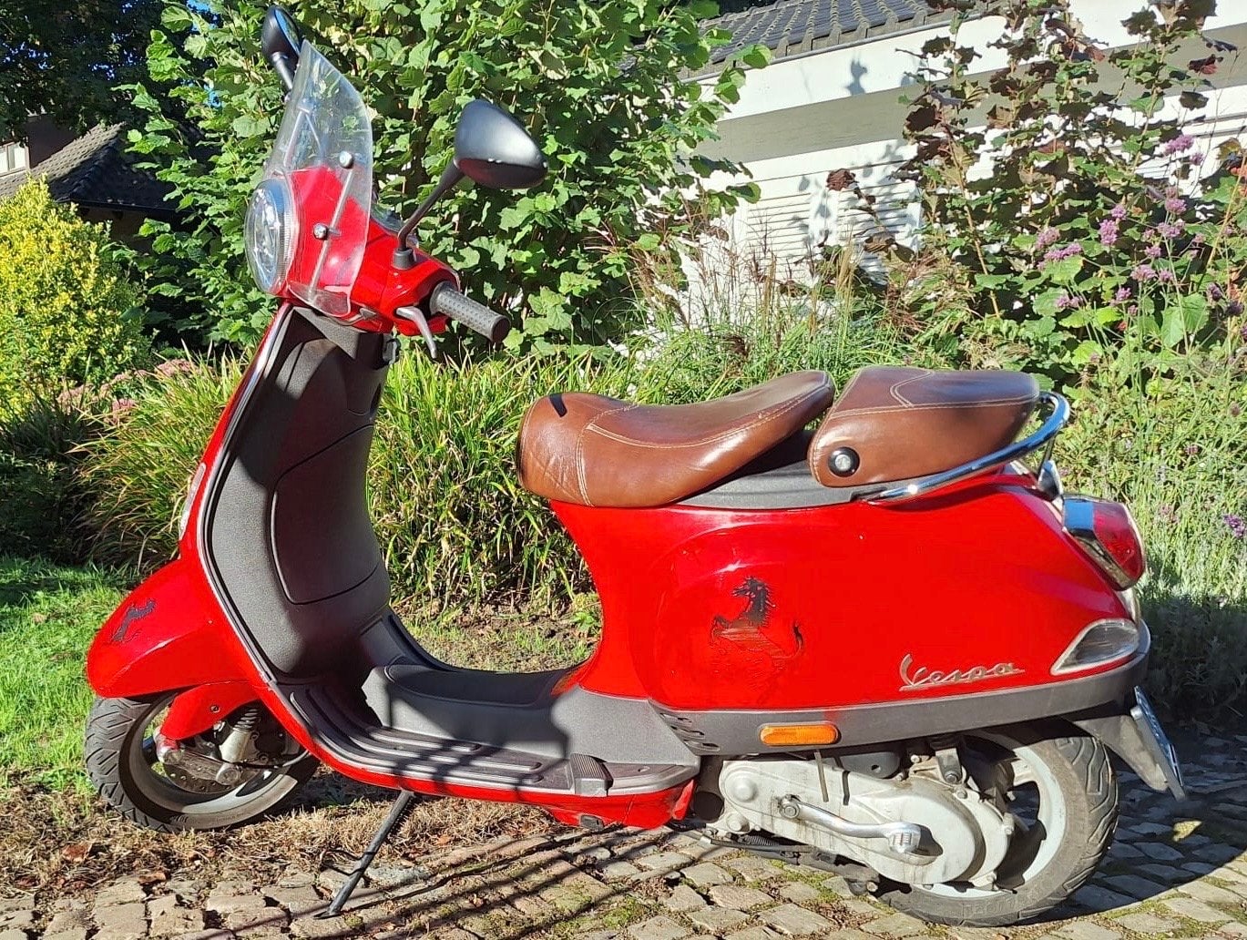 Foto 2 van Vespa LX 50 - Rode Scooter met Bruin Lederen Zadel