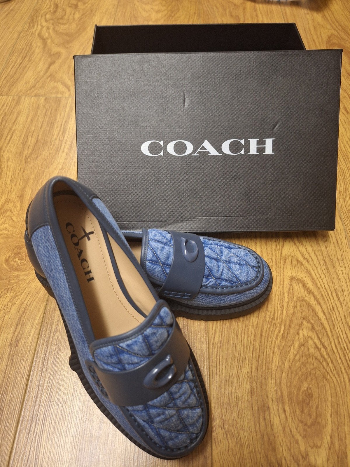 Coach instappers van denim - Zo goed als nieuw, Kleding | Dames, Blauw, Instappers, Ophalen of Verzenden, Zo goed als nieuw