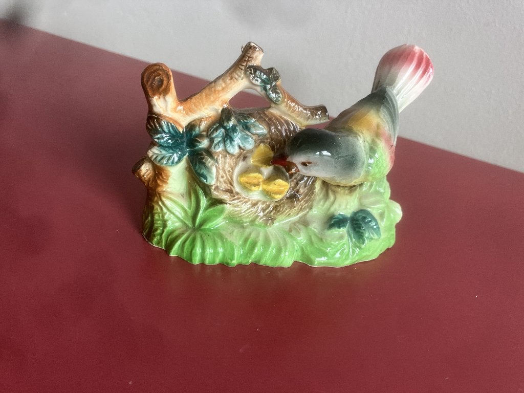 Vintage beeldje van een vogel bij een nest met eieren, Japan, Antiek en Kunst, Curiosa en Brocante, Ophalen of Verzenden