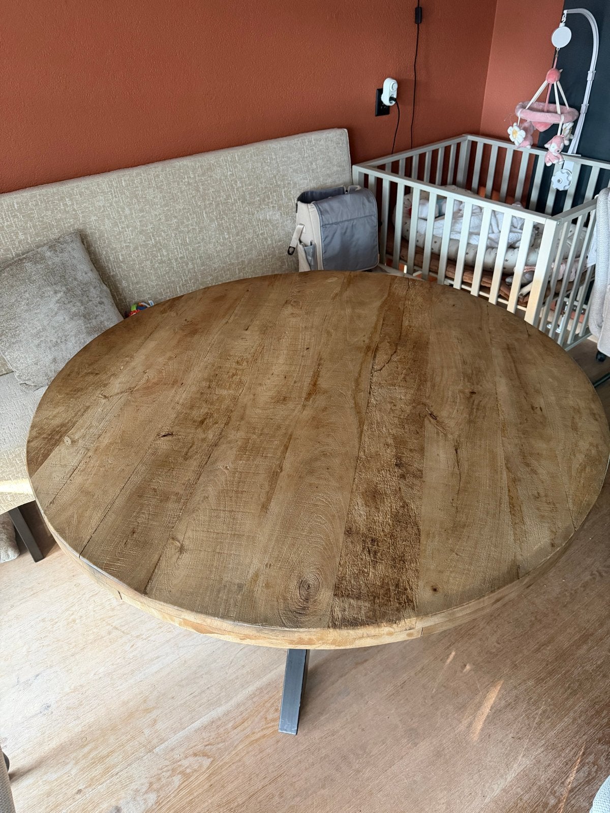 Ronde eettafel van massief mangohout met metalen onderstel, Huis en Inrichting, Tafels | Eettafels, Ophalen, Gebruikt, 100 tot 150 cm