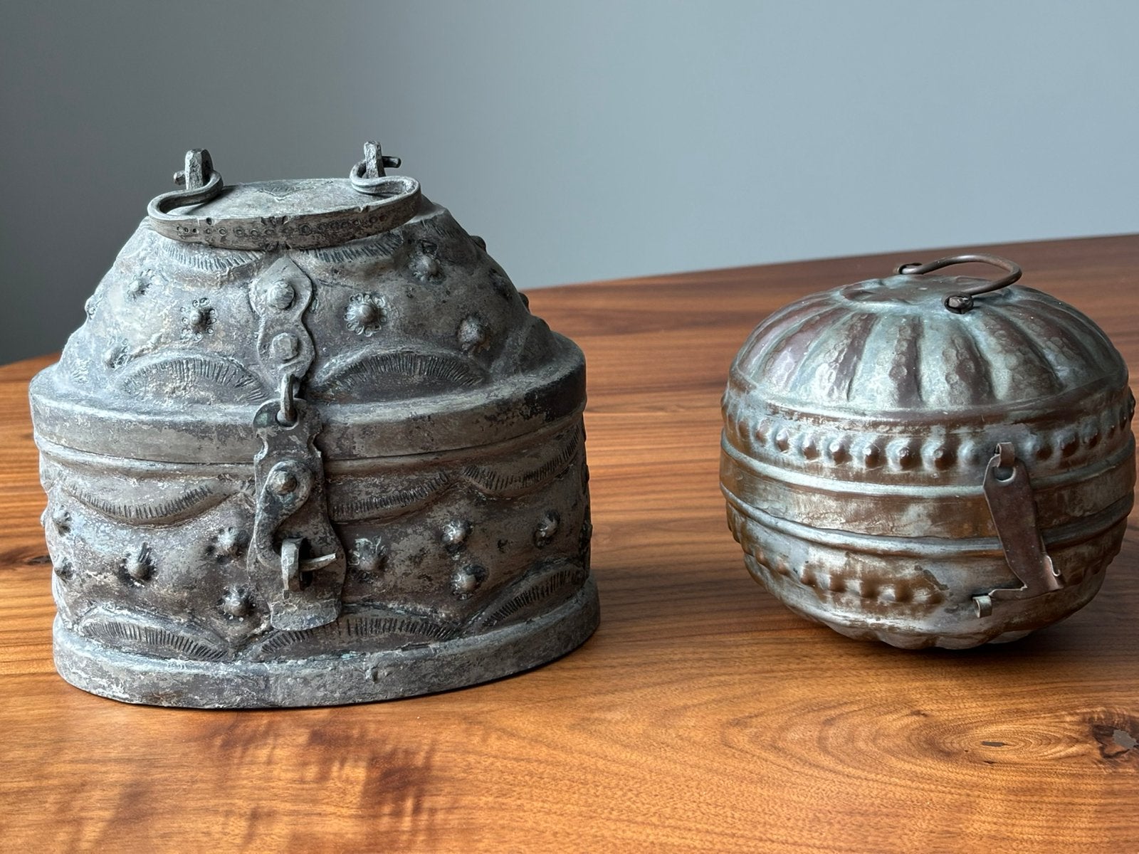 2 decoratieve oude metalen potten., Ophalen