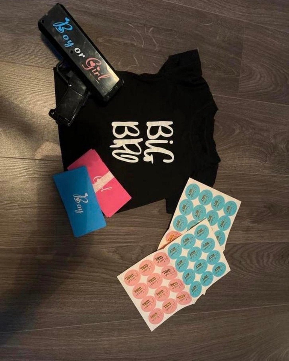 Gender Reveal Set: Big Bro shirt, boy or girl gun & stickers, Ophalen of Verzenden, Zo goed als nieuw, Kraamcadeau