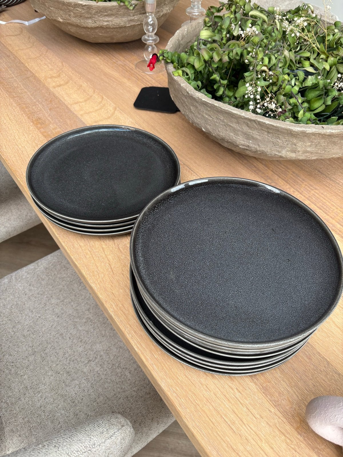 13 IKEA dinerborden, donkergrijs, 25 cm, Ophalen, Keramiek, IKEA, Zo goed als nieuw