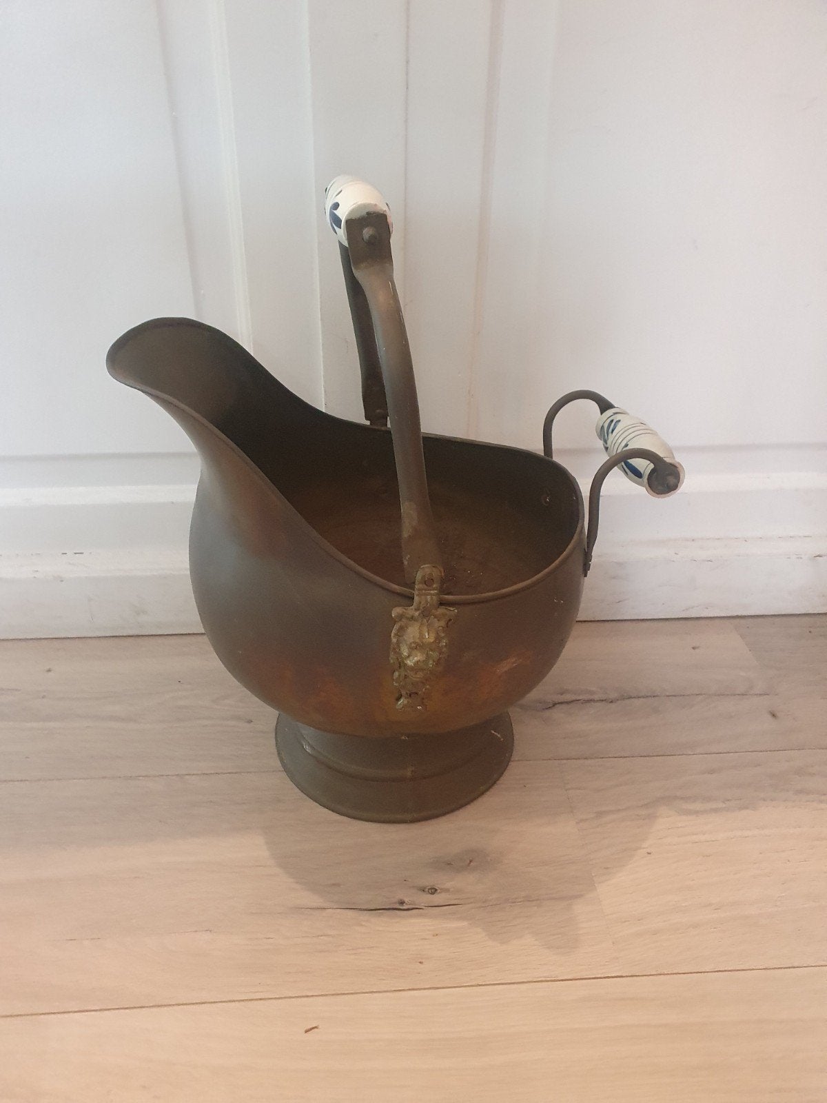 koperen kolenpot met delfsblauw handvat, Ophalen of Verzenden